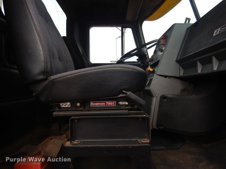 image for item JZ9810 1990 Mack CH613  semi truck