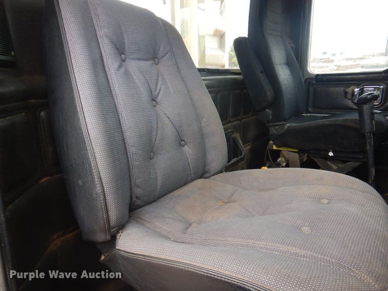 image for item JZ9810 1990 Mack CH613  semi truck