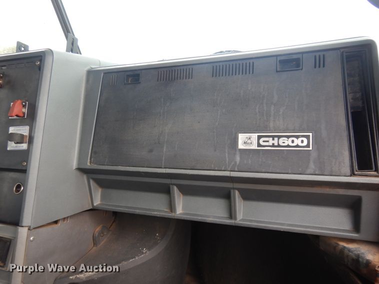 image for item JZ9810 1990 Mack CH613  semi truck