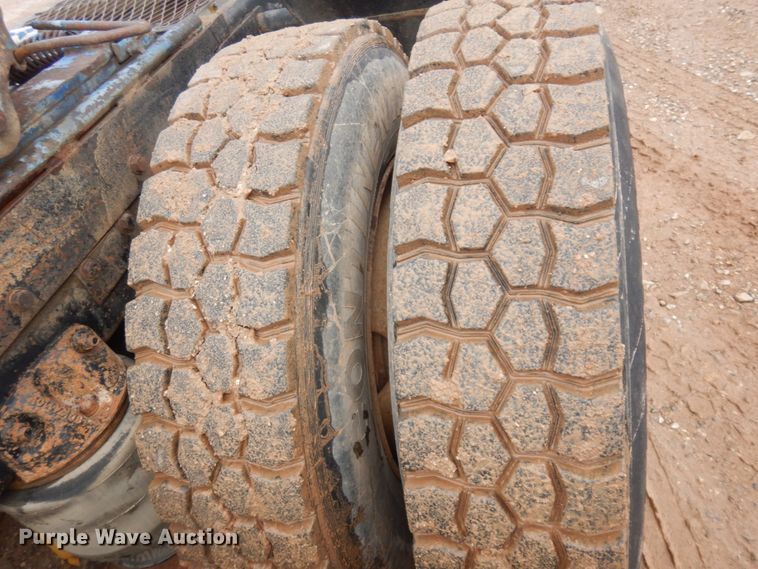 image for item JZ9810 1990 Mack CH613  semi truck