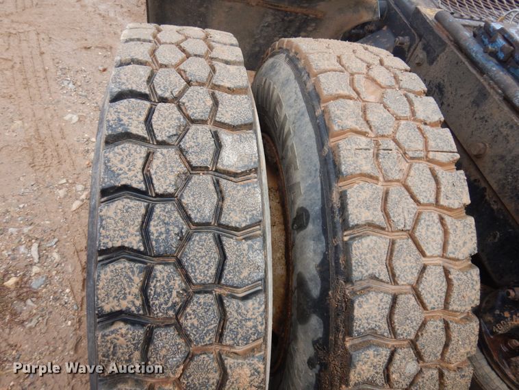 image for item JZ9810 1990 Mack CH613  semi truck