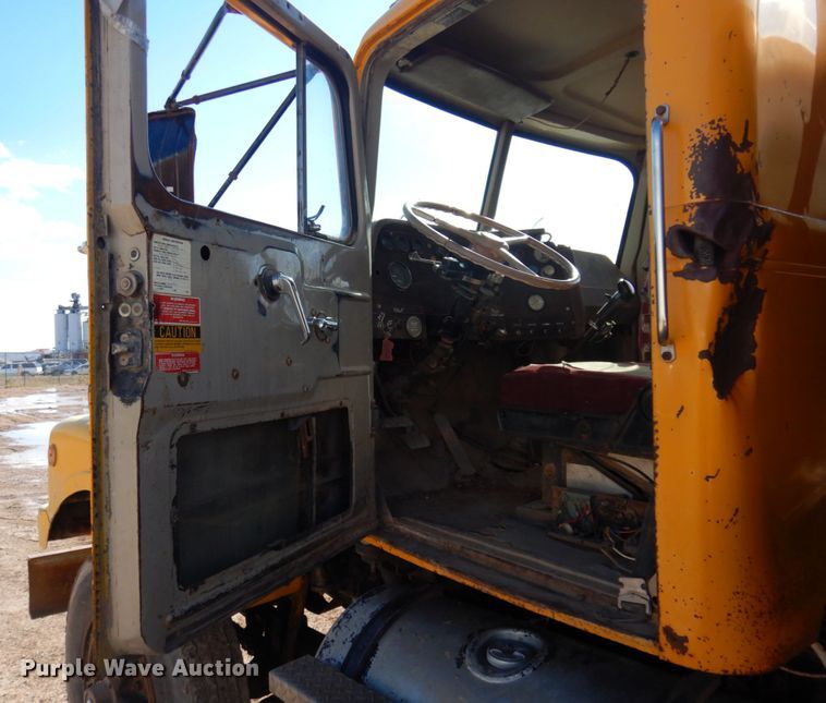 image for item JZ9812 1976 Western Star  water truck