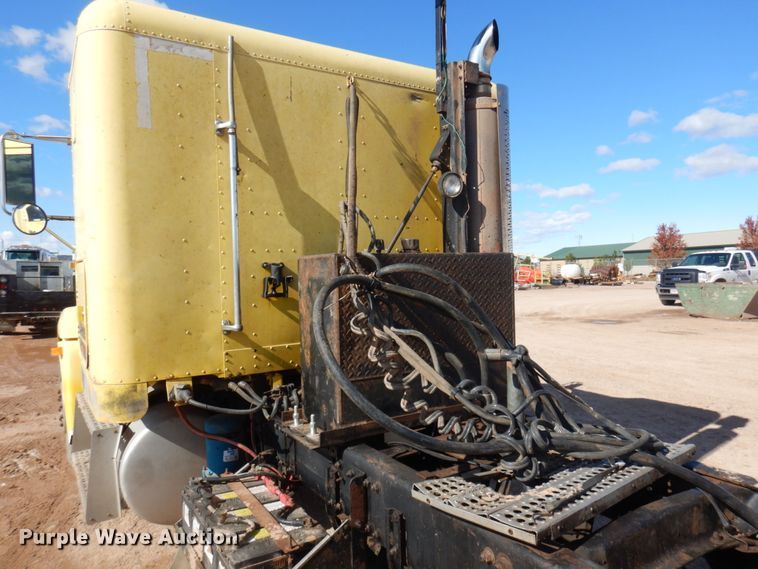 image for item JZ9813 1994 Freightliner FLD120  semi truck