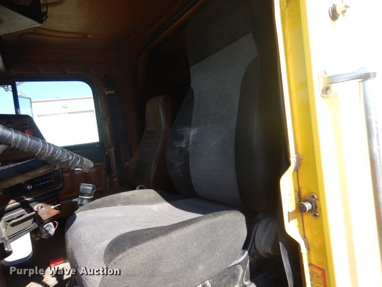 image for item JZ9813 1994 Freightliner FLD120  semi truck