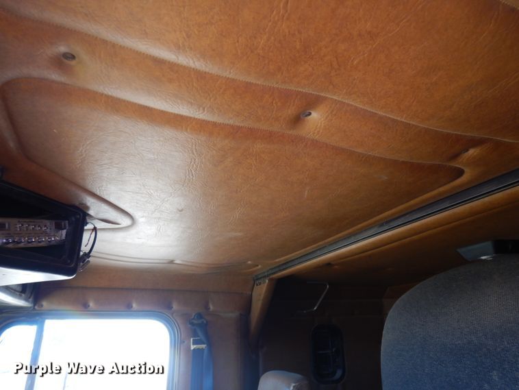 image for item JZ9813 1994 Freightliner FLD120  semi truck