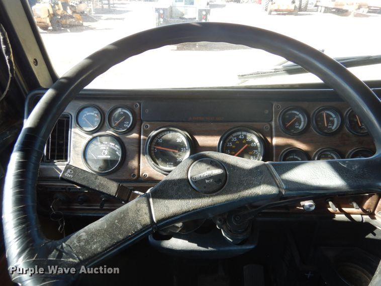image for item JZ9813 1994 Freightliner FLD120  semi truck