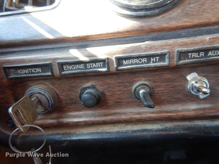 image for item JZ9813 1994 Freightliner FLD120  semi truck