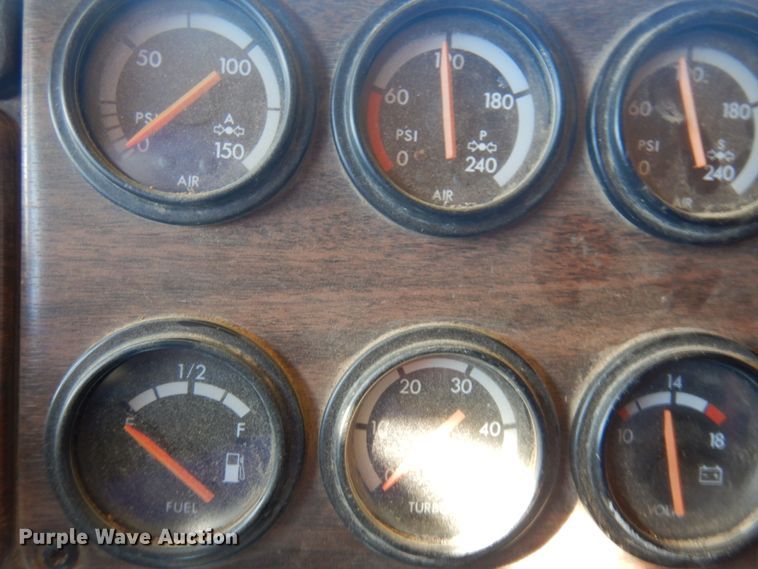 image for item JZ9813 1994 Freightliner FLD120  semi truck