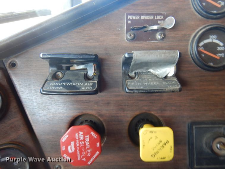 image for item JZ9813 1994 Freightliner FLD120  semi truck