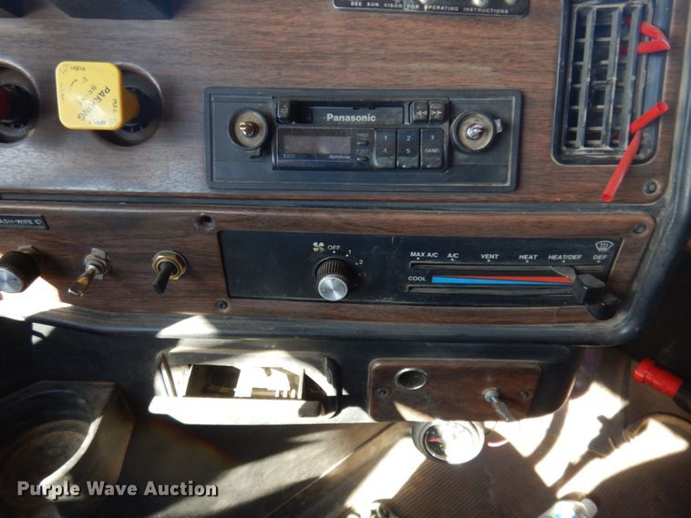 image for item JZ9813 1994 Freightliner FLD120  semi truck