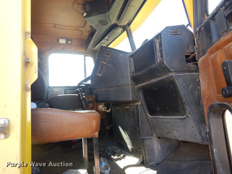 image for item JZ9813 1994 Freightliner FLD120  semi truck