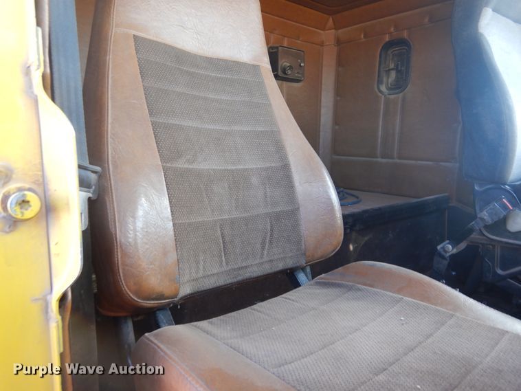 image for item JZ9813 1994 Freightliner FLD120  semi truck