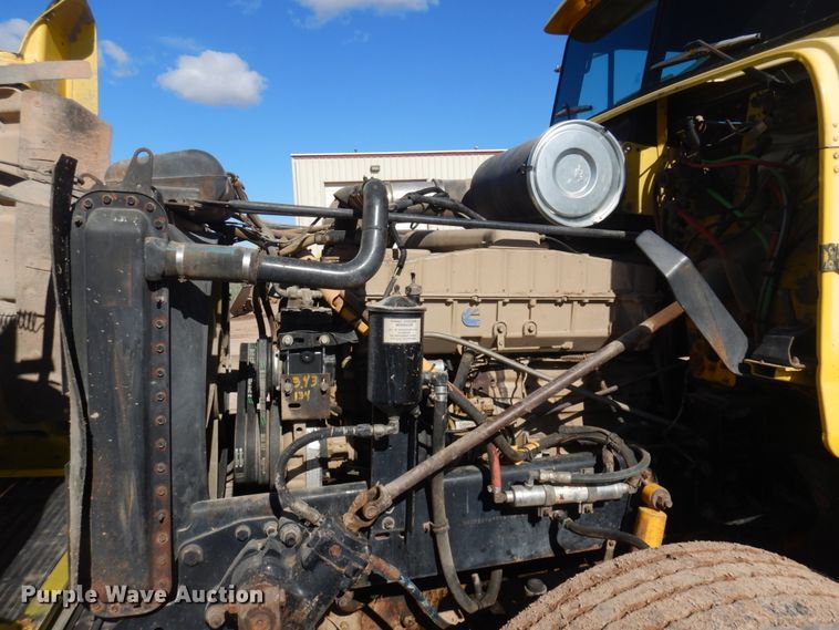 image for item JZ9813 1994 Freightliner FLD120  semi truck