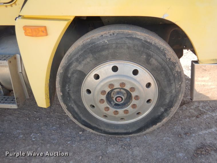 image for item JZ9813 1994 Freightliner FLD120  semi truck