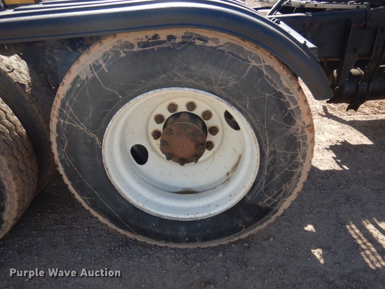 image for item JZ9813 1994 Freightliner FLD120  semi truck