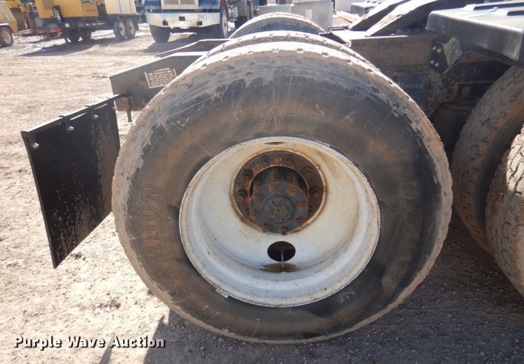 image for item JZ9813 1994 Freightliner FLD120  semi truck