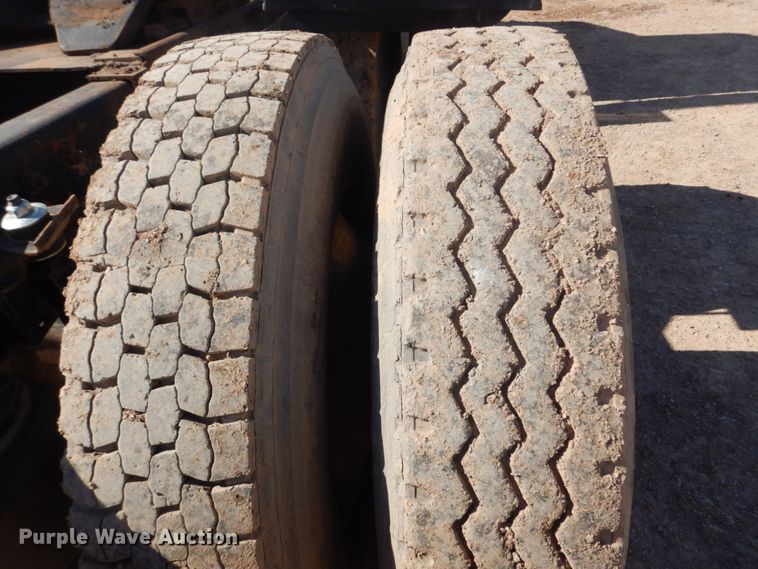 image for item JZ9813 1994 Freightliner FLD120  semi truck