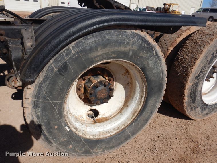 image for item JZ9813 1994 Freightliner FLD120  semi truck