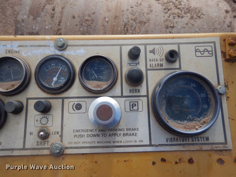 image for item JZ9815 1991 Caterpillar CS-433B  single drum vibratory roller