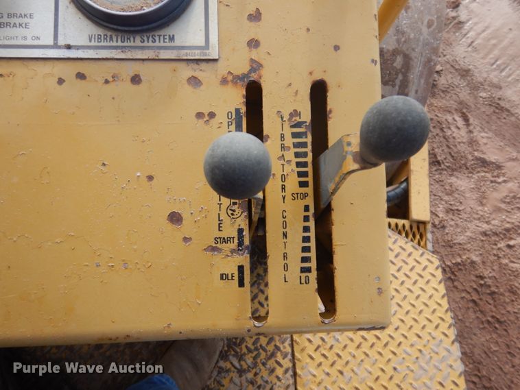 image for item JZ9815 1991 Caterpillar CS-433B  single drum vibratory roller