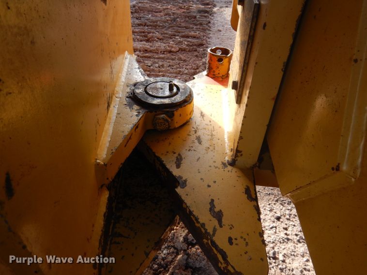 image for item JZ9816 2001 Caterpillar CP-433C  single drum vibratory roller