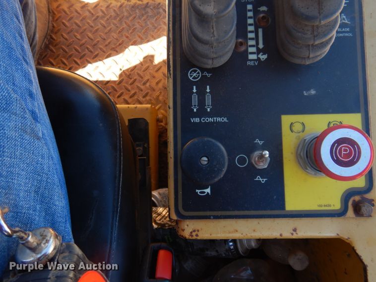 image for item JZ9816 2001 Caterpillar CP-433C  single drum vibratory roller