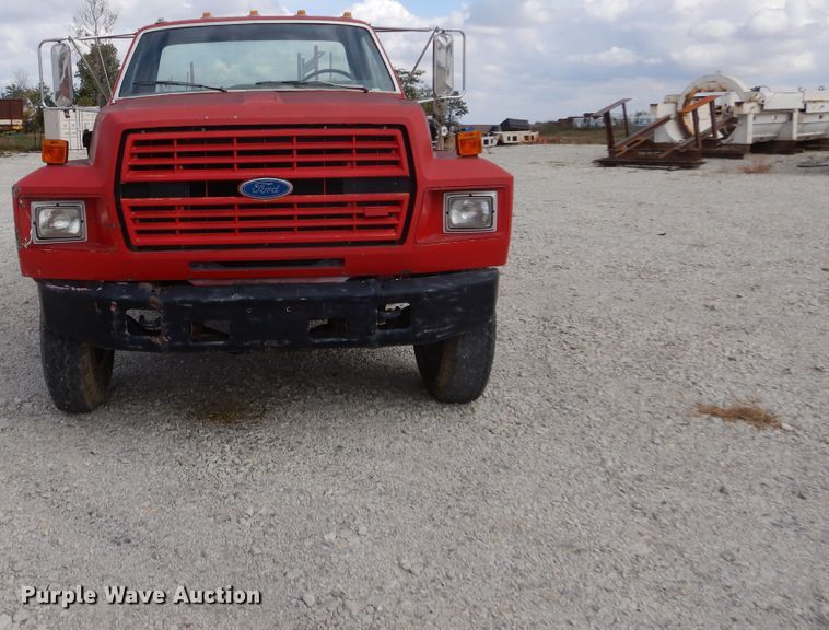 image for item KA9463 1993 Ford F700  utility / service truck