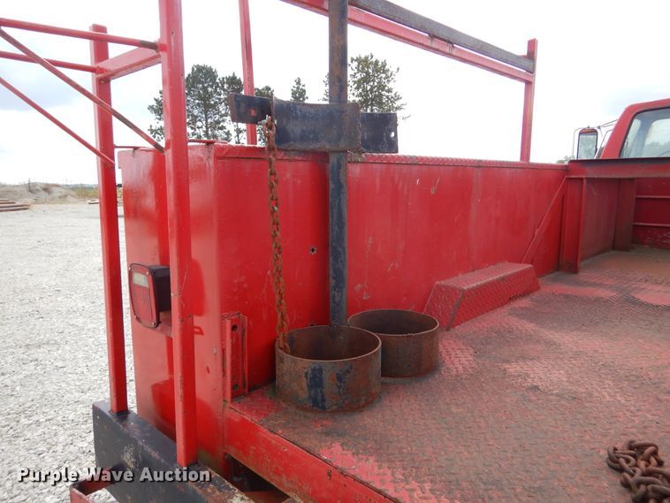 image for item KA9463 1993 Ford F700  utility / service truck