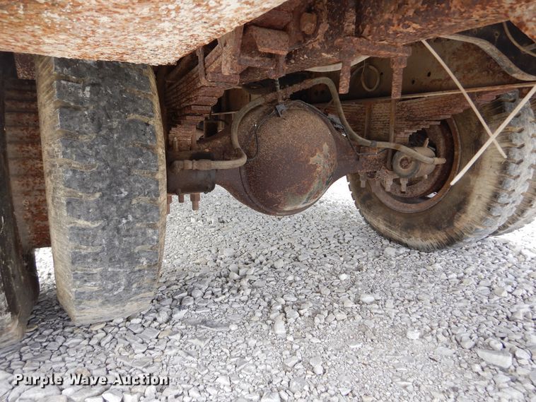 image for item KA9463 1993 Ford F700  utility / service truck