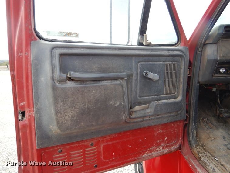 image for item KA9463 1993 Ford F700  utility / service truck