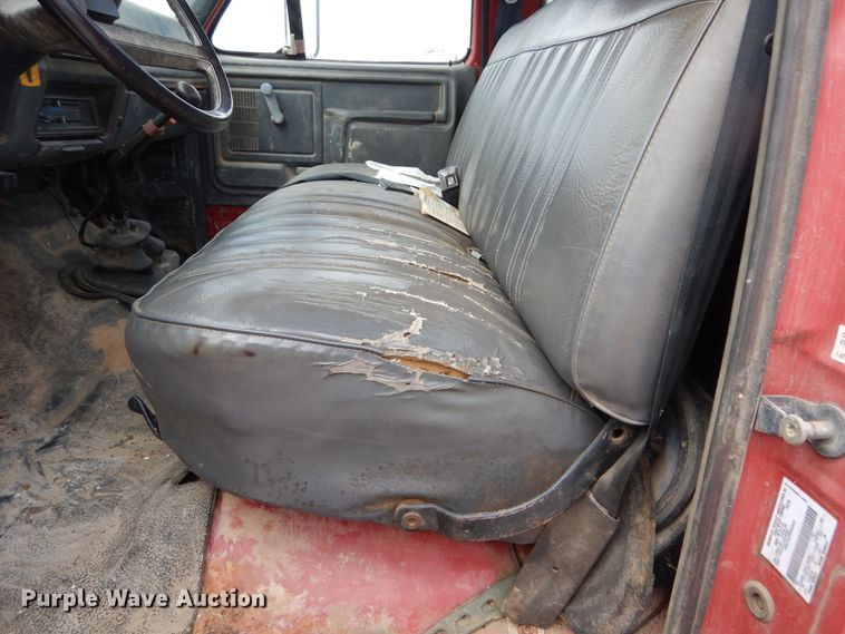 image for item KA9463 1993 Ford F700  utility / service truck