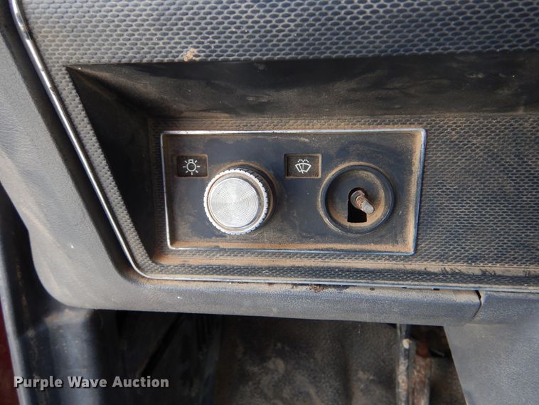 image for item KA9463 1993 Ford F700  utility / service truck