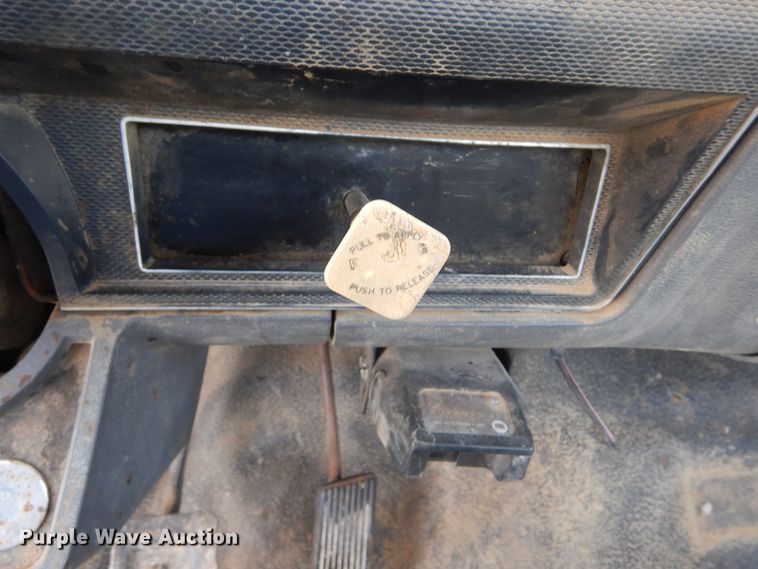 image for item KA9463 1993 Ford F700  utility / service truck