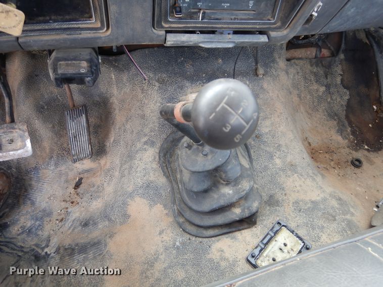 image for item KA9463 1993 Ford F700  utility / service truck