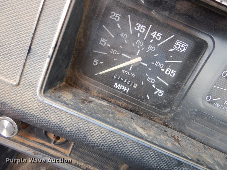 image for item KA9463 1993 Ford F700  utility / service truck