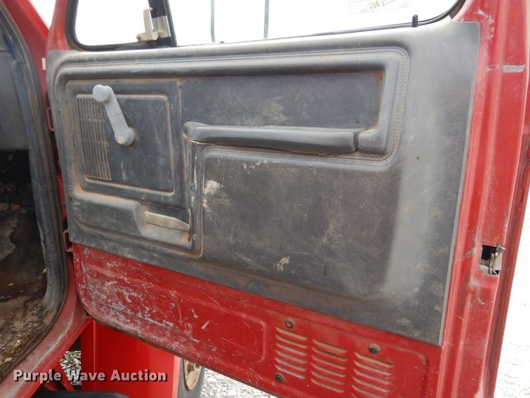 image for item KA9463 1993 Ford F700  utility / service truck