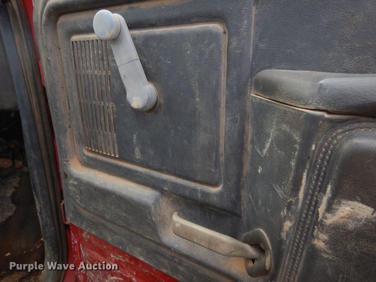 image for item KA9463 1993 Ford F700  utility / service truck