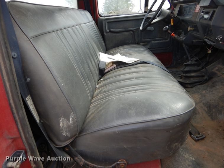 image for item KA9463 1993 Ford F700  utility / service truck