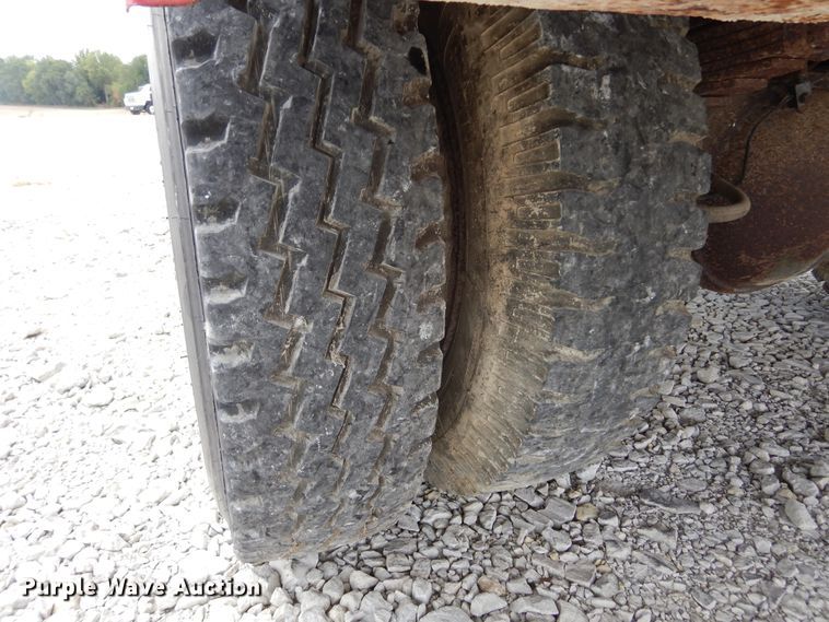 image for item KA9463 1993 Ford F700  utility / service truck