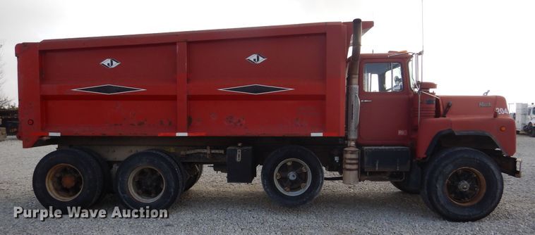 image for item KA9464 1990 Mack 600  dump truck