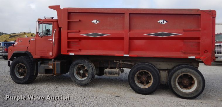 image for item KA9464 1990 Mack 600  dump truck