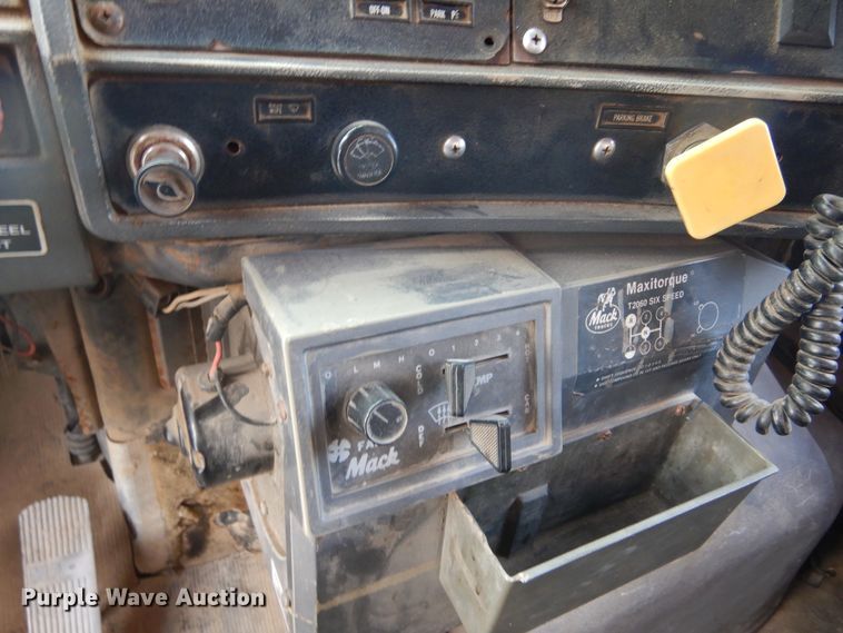 image for item KA9464 1990 Mack 600  dump truck