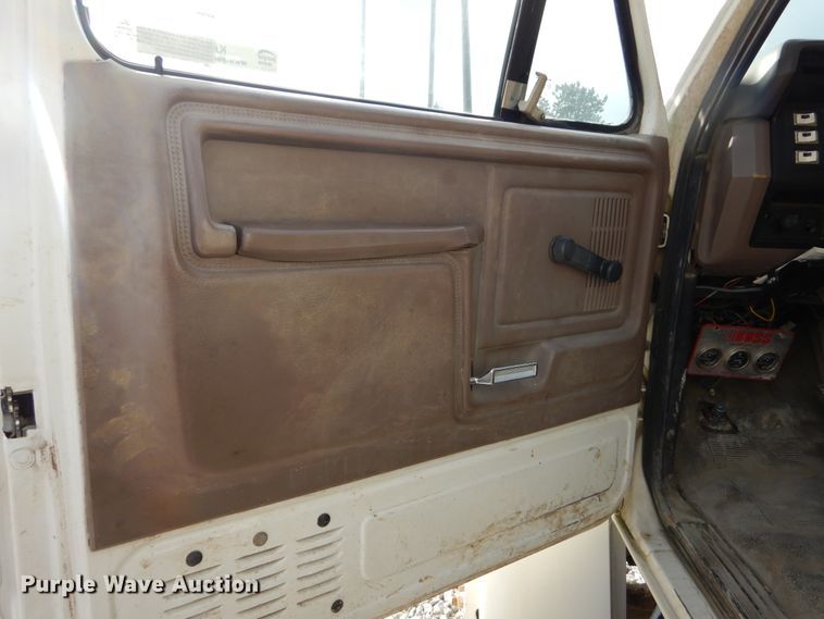 image for item KA9465 1997 Ford F800  utility / service truck