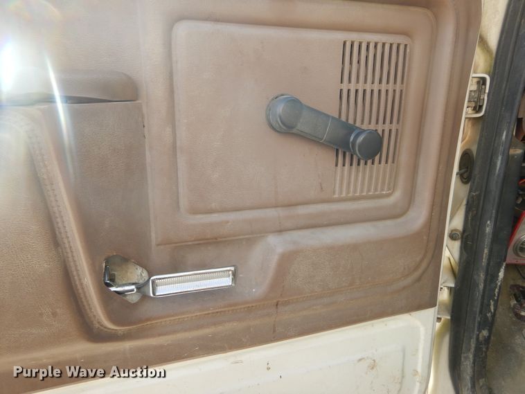 image for item KA9465 1997 Ford F800  utility / service truck