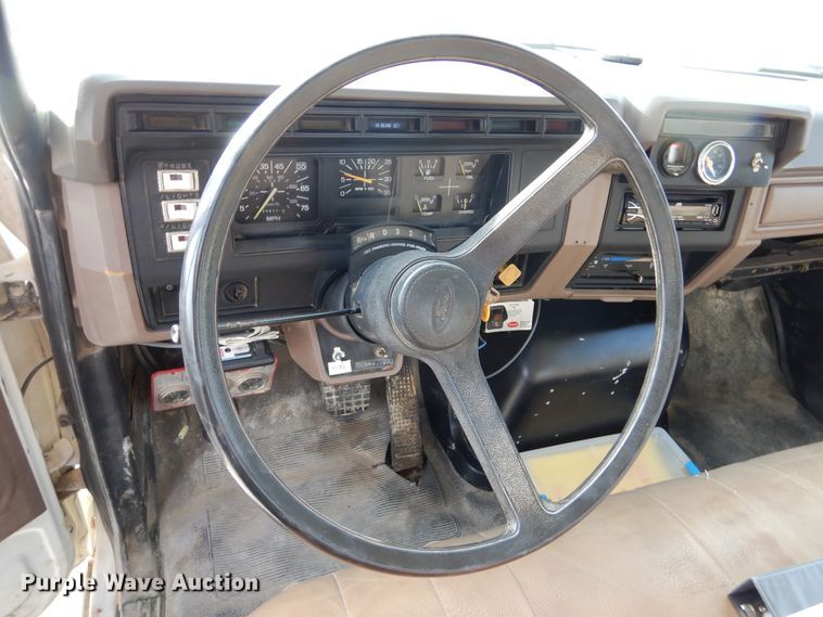 image for item KA9465 1997 Ford F800  utility / service truck