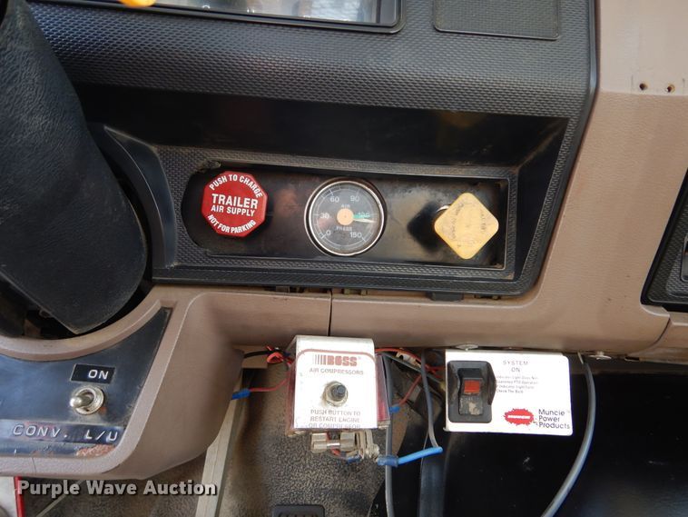 image for item KA9465 1997 Ford F800  utility / service truck