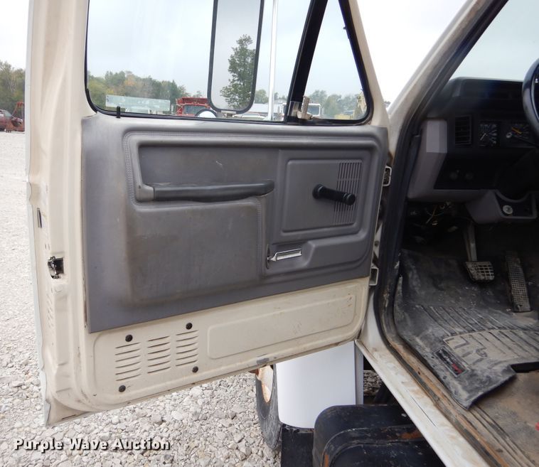 image for item KA9468 1997 Ford F800  utility / service truck