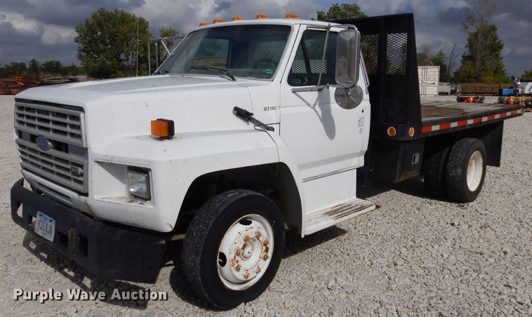 image for item KA9470 1993 Ford F700  flatbed truck