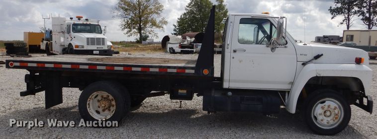 image for item KA9470 1993 Ford F700  flatbed truck
