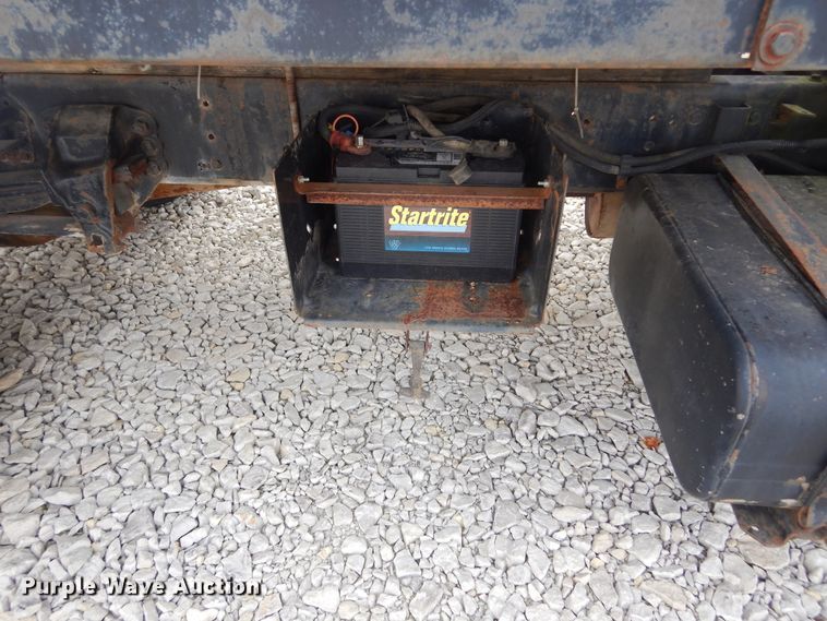 image for item KA9470 1993 Ford F700  flatbed truck